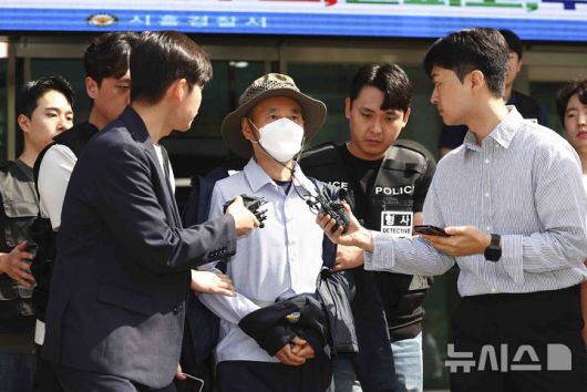 [시흥=뉴시스] 김근수 기자 = 시흥시 정왕동에서 2명을 살해하고 2명에게 흉기를 휘둘러 다치게 한 혐의로 긴급체포된 차철남이 21일 경기 시흥경찰서에서 영장실질심사를 받기 위해 수원지방법원 안산지원으로 호송되고 있다. 2025.05.21. ks@newsis.com