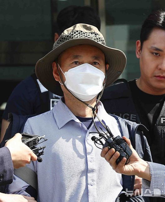 [시흥=뉴시스] 김근수 기자 = 시흥시 정왕동에서 2명을 살해하고 2명에게 흉기를 휘둘러 다치게 한 혐의로 긴급체포된 차철남이 21일 경기 시흥경찰서에서 영장실질심사를 받기 위해 수원지방법원 안산지원으로 호송되고 있다. 2025.05.21. ks@newsis.com