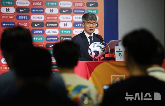 [서울=뉴시스] 김진아 기자 =  대한축구협회 제55대 집행부 김승희 전무이사가 21일 서울 종로구 축구회관에서 열린 기자간담회에서 발언을 하고 있다. 2025.05.21. bluesoda@newsis.com