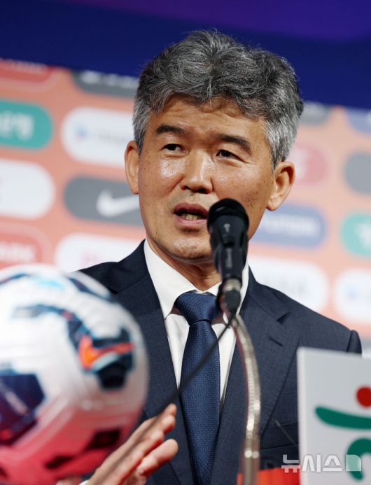 [서울=뉴시스] 김진아 기자 =  대한축구협회 제55대 집행부 김승희 전무이사가 21일 서울 종로구 축구회관에서 열린 기자간담회에서 취재진의 질문에 답하고 있다. 2025.05.21. bluesoda@newsis.com