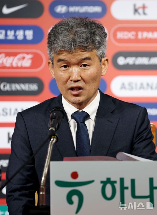 [서울=뉴시스] 김진아 기자 =  대한축구협회 제55대 집행부 김승희 전무이사가 21일 서울 종로구 축구회관에서 열린 기자간담회에서 취재진의 질문에 답하고 있다. 2025.05.21. bluesoda@newsis.com