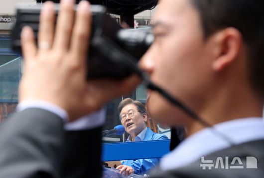 [인천=뉴시스] 조성우 기자 = 이재명 더불어민주당 대선후보가 21일 인천 남동구 구월로데오광장에서 열린 유세에서 연설하고 있다. 2025.05.21. xconfind@newsis.com