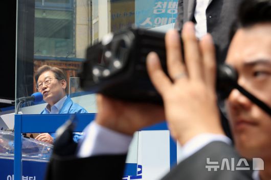 [인천=뉴시스] 조성우 기자 = 이재명 더불어민주당 대선후보가 21일 인천 남동구 구월로데오광장에서 열린 유세에서 연설하고 있다. 2025.05.21. xconfind@newsis.com