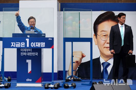 [인천=뉴시스] 조성우 기자 = 이재명 더불어민주당 대선후보가 21일 인천 남동구 구월로데오광장에서 열린 유세에서 연설하며 엄지를 치켜 세우고 있다. 2025.05.21. xconfind@newsis.com