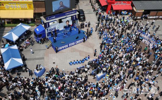 [인천=뉴시스] 조성우 기자 = 이재명 더불어민주당 대선후보가 21일 인천 남동구 구월로데오광장에서 유세를 하는 가운데 시민들이 이 후보의 연설을 지켜보고 있다. 2025.05.21. xconfind@newsis.com