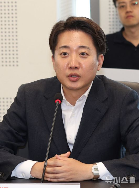 [성남=뉴시스] 김명년 기자 = 이준석 개혁신당 대선 후보가 21일 경기 성남시 성남의료원에서 열린 한호성 원장과의 간담회에서 발언하고 있다. 2025.05.21. kmn@newsis.com