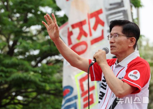 [동두천=뉴시스] 고승민 기자 = 김문수 국민의힘 대선 후보가 21일 경기 동두천시 지행역 광장을 찾아 유세하고 있다. (공동취재) 2025.05.21. photo@newsis.com