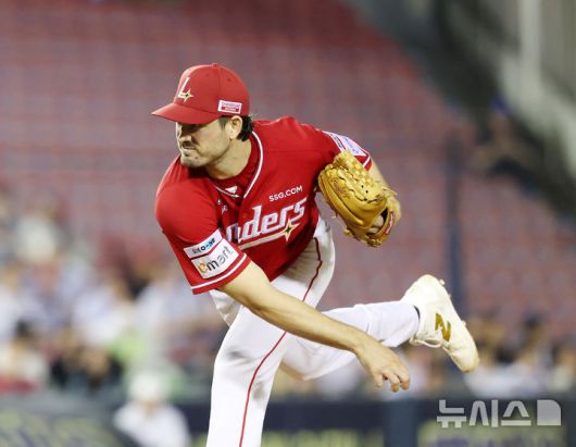 [서울=뉴시스] 김명년 기자 = 지난달 21일 서울 송파구 잠실야구장에서 열린 2025 KBO리그 SSG 랜더스와 두산 베어스의 경기, 6회말 SSG 선발 앤더슨이 역투하고 있다. 2025.05.21. kmn@newsis.com