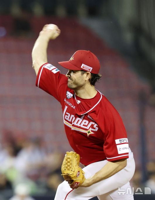 [서울=뉴시스] 김명년 기자 = 21일 서울 송파구 잠실야구장에서 열린 2025 KBO리그 SSG 랜더스와 두산 베어스의 경기, 6회말 SSG 선발 앤더슨이 역투하고 있다. 2025.05.21. kmn@newsis.com