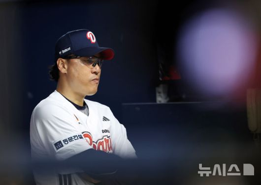 [서울=뉴시스] 김명년 기자 = 지난달 21일 서울 송파구 잠실야구장에서 열린 2025 KBO리그 SSG 랜더스와 두산 베어스의 경기, 6회초 두산 이승엽 감독이 경기를 지켜보고 있다. 2025.05.21. kmn@newsis.com