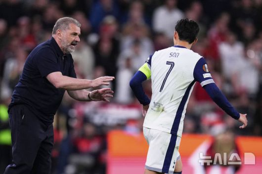 [빌바오=AP/뉴시스] 토트넘 홋스퍼의 손흥민(오른쪽)이 21일(현지 시간) 스페인 빌바오의 산 마메스 스타디움에서 열린 2024-25 유럽축구연맹(UEFA) 유로파리그(UEL) 결승전에서 안지 포스테코글루 감독과 대화하고 있다. 토트넘은 맨체스터 유나이티드를 1-0으로 꺾고 우승을 차지했으며, 손흥민은 생애 첫 우승컵을 들어 올렸다. 2025.05.22.