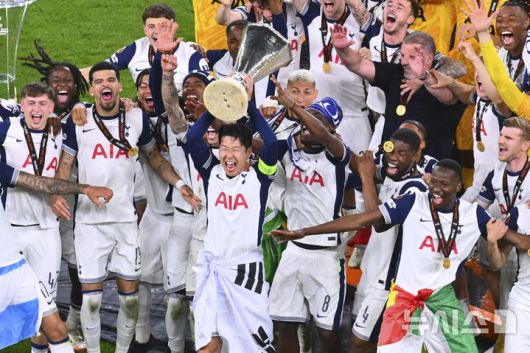 [빌바오=AP/뉴시스] 토트넘 홋스퍼의 손흥민이 21일(현지 시간) 스페인 빌바오의 산 마메스 스타디움에서 열린 2024-25 유럽축구연맹(UEFA) 유로파리그(UEL)에서 우승한 뒤 동료들과 함께 트로피를 들어 올리고 있다. 토트넘은 결승전에서 맨체스터 유나이티드를 1-0으로 꺾고 우승을 차지했으며, 손흥민은 생애 첫 우승컵을 들어 올렸다. 2025.05.22.