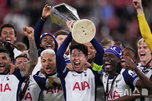 [빌바오=AP/뉴시스]손흥민, 생애 첫 우승. 2025.05.21.