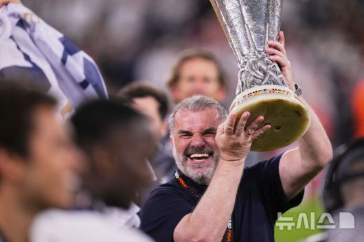 [빌바오=AP/뉴시스] 잉글랜드 프로축구 프리미어리그(EPL) 토트넘 홋스퍼의 안지 포스테코글루 감독, 유럽축구연맹(UEFA) 유로파리그(UEL) 우승. 2025.05.21.