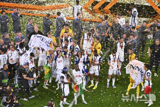 [빌바오=AP/뉴시스] 토트넘 홋스퍼 선수들이 지난 21일(현지 시간) 스페인 빌바오의 산 마메스 스타디움에서 열린 2024-25 유럽축구연맹(UEFA) 유로파리그(UEL) 결승전에서 맨체스터 유나이티드를 1-0으로 꺾고 우승한 뒤 환호하고 있다. 2025.05.22.