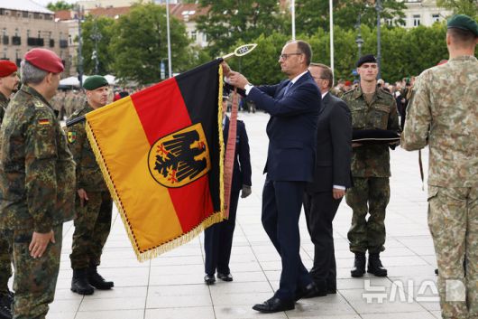 [빌뉴스=AP/뉴시스] 프리드리히 메르츠 독일 총리와 보리스 피스토리우스 독일 국방장관이 22일(현지 시간) 리투아니아 빌뉴스에서 열린 독일의 2차 세계대전 후 첫 외국 영구 주둔군인 45기갑여단 공식 창설식에 참석하고 있다.