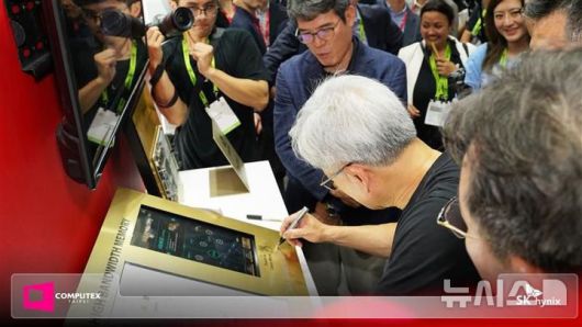 [서울=뉴시스]젠슨 황 엔비디아 CEO가 20일 오후 대만 타이베이 난강 전시관의 SK하이닉스 부스를 방문했다. (사진=SK하이닉스 제공) 2025.05.20. photo@newsis.com *재판매 및 DB 금지