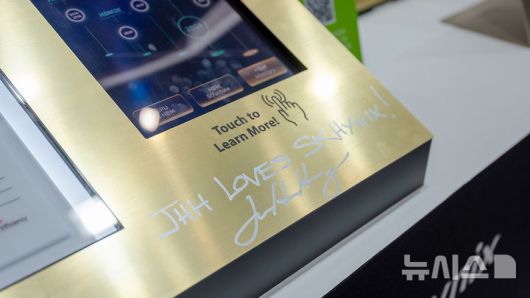 [서울=뉴시스]젠슨 황 엔비디아 CEO가 20일 오후 대만 타이베이 난강 전시관의 SK하이닉스 부스를 방문했다. (사진=SK하이닉스 제공) 2025.05.20. photo@newsis.com *재판매 및 DB 금지