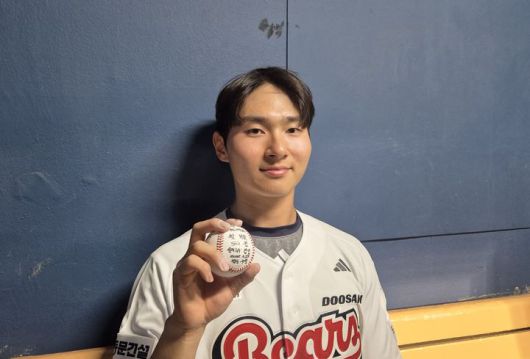 [서울=뉴시스] 문채현 기자 = 프로야구 두산 베어스의 임종성이 22일 서울 잠실구장에서 열린 2025 신한 쏠뱅크 KBO리그 SSG 랜더스와의 경기에서 승리를 거둔 뒤 홈런볼을 들고 기념사진을 찍고 있다. 2025.05.22. dal@newsis.com *재판매 및 DB 금지