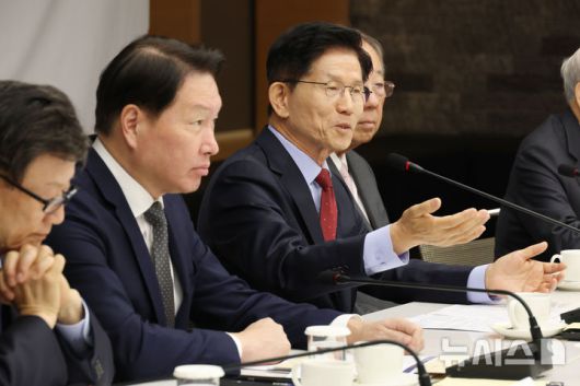 [서울=뉴시스] 고승민 기자=김문수 국민의힘 대통령 후보가 22일 오전 서울 중구 대한상공회의소에서 열린 경제 5단체장과의 간담회에서 인사말을 하고 있다.(공동취재) 2025.05.22. photo@newsis.com