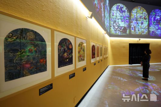 [서울=뉴시스] 이영환 기자 = 22일 서울 서초구 예술의전당 한가람미술관에서 열린 '마르크 샤갈 특별전 : 비욘드 타임' 기자간담회에서 참석자들이 전시장을 살펴보고 있다.  예술의전당, 아튠즈, KBS미디어, 머니투데이와 함께 선보이는 마르크 샤갈 특별전은 오는 23일부터 9월 21일까지 한가람미술관에서 개최한다 2025.05.22. 20hwan@newsis.com