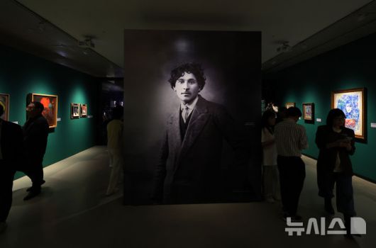 [서울=뉴시스] 이영환 기자 = 22일 서울 서초구 예술의전당 한가람미술관에서 열린 '마르크 샤갈 특별전 : 비욘드 타임' 기자간담회에서 참석자들이 전시장을 살펴보고 있다. 예술의전당, 아튠즈, KBS미디어, 머니투데이와 함께 선보이는 마르크 샤갈 특별전은 오는 23일부터 9월 21일까지 한가람미술관에서 개최한다. 2025.05.22. 20hwan@newsis.com