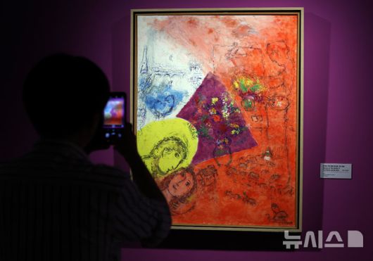 [서울=뉴시스] 이영환 기자 = 22일 서울 서초구 예술의전당 한가람미술관에서 열린 '마르크 샤갈 특별전 : 비욘드 타임' 기자간담회에서 참석자들이 전시장을 살펴보고 있다. 예술의전당, 아튠즈, KBS미디어, 머니투데이와 함께 선보이는 마르크 샤갈 특별전은 오는 23일부터 9월 21일까지 한가람미술관에서 개최한다. 샤갈의 미공개 유화 7점이 전 세계 최초로 공개되며 총 170여 점의 작품을 새로운 전시구성으로 엮어낸다. 2025.05.22. 20hwan@newsis.com