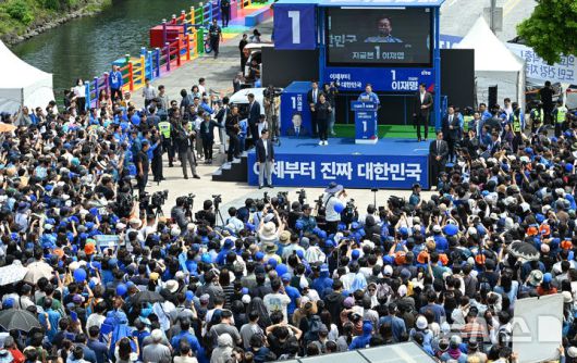 [제주=뉴시스] 우장호 기자 = 22일 오전 제주시 일도일동 동문로터리 이재명 더불어민주당 대선 후보 유세장에 지지자들이 운집해 있다. 2025.05.22. woo1223@newsis.com
