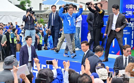 [제주=뉴시스] 우장호 기자 = 이재명 더불어민주당 대선 후보가 22일 오전 제주시 일도일동 동문로터리에서 열린 유세를 마치고 인사를 하고 있다. 2025.05.22. woo1223@newsis.com