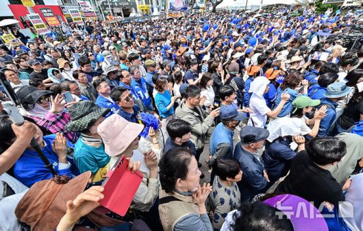 [제주=뉴시스] 우장호 기자 = 22일 오전 제주시 일도일동 동문로터리 이재명 더불어민주당 대선 후보 유세장에 지지자들이 운집해 있다. 2025.05.22. woo1223@newsis.com