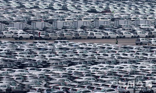 [평택=뉴시스] 추상철 기자 = 22일 오후 경기 평택항 자동차 전용부두에 수출 차량이 세워져 있다. 2025.05.22. scchoo@newsis.com