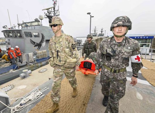 [서울=뉴시스] 한미연합군사령부(연합사)는 22일 연평도와 경기 평택 일대에서 한·미 양국 11개 부대가 참가한 가운데 연합의무지원 야외기동훈련(FTX)을 진행했다고 밝혔다.연합사가 진행한 연합·합동 의무지원훈련 중 한미 장병이 고속정으로 후송된 해병대 장병을 항만 치료소로 옮기고 있다. (사진=한미연합군사령부 제공) 2025.05.22. photo@newsis.com *재판매 및 DB 금지