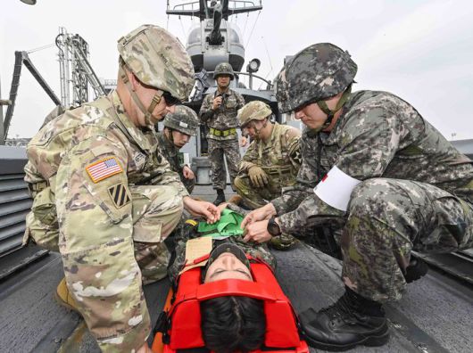 [서울=뉴시스] 한미연합군사령부(연합사)는 22일 연평도와 경기 평택 일대에서 한·미 양국 11개 부대가 참가한 가운데 연합의무지원 야외기동훈련(FTX)을 진행했다고 밝혔다.연합사가 진행한 연합·합동 의무지원훈련 중 한미 장병이 고속정에서 후송을 위해 척추부상을 입은 해병대 장병을 들것에 고정시키고 있다. (사진=한미연합군사령부 제공) 2025.05.22. photo@newsis.com *재판매 및 DB 금지