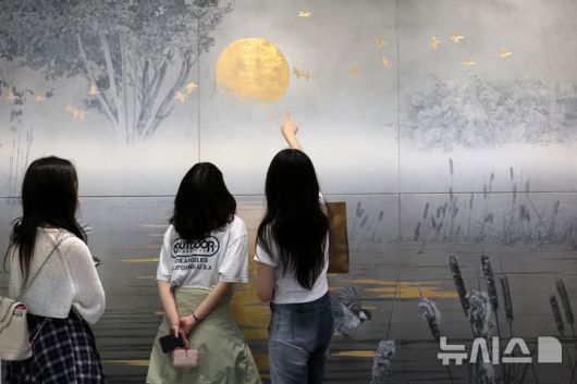 [서울=뉴시스] 박진희 기자 = '조형아트서울 2025' 개막식이 열린 22일 서울 강남구 코엑스 전시장을 관람객들이 전시 작품을 감상하고 있다. 2025.05.22. pak7130@newsis.com