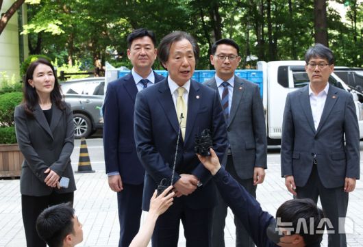 [서울=뉴시스] 김금보 기자 = 정기석 국민건강보험공단 이사장이 22일 오후 서울 서초구 서울고등법원에서 열린 담배회사 상대 약 533억원 규모 손해배상청구소송 항소심 최종 변론 출석에 앞서 취재진 질문에 답하고 있다. 2025.05.22. kgb@newsis.com