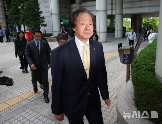 [서울=뉴시스] 김금보 기자 = 정기석 국민건강보험공단 이사장이 지난해 5월 22일 오후 서울 서초구 서울고등법원에서 열린 담배회사 상대 약 533억원 규모 손해배상청구소송 항소심 최종 변론에 출석하고 있다. 2025.05.22. kgb@newsis.com