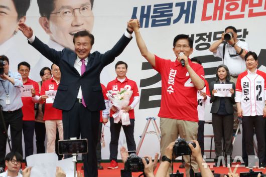 [광명=뉴시스] 고승민 기자 = 김문수 국민의힘 대선 후보와 손학규 전 경기지사가 22일 경기 광명시 철산로데오거리에서 유세를 하고 있다. (공동취재) 2025.05.22. photo@newsis.com