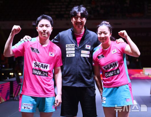 [도하(카타르)=뉴시스] 사진공동취재단 = 임종훈, 신유빈이 22일 카타르 도하 루사일 아레나에서 열린 2025 국제탁구연맹(ITTF) 세계선수권대회 혼합복식 8강 대만 린윈주, 정이칭과 경기에서 승리한 뒤 오상은 감독과 함께 기념촬영을 하고 있다. 2025.05.22. photo@newsis.com