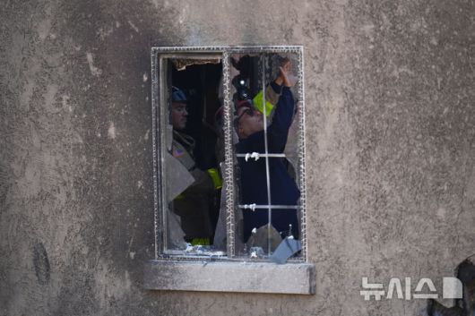 [샌디에이고=AP/뉴시스] 22일(현지 시간) 미국 캘리포니아주 샌디에이고 주택가에 개인 비행기가 추락한 사고가 발생해 소방대원들이 파손된 주택 내부를 살펴보고 있다. 2025.05.23.