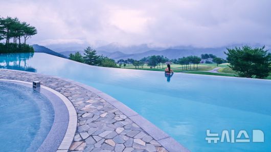 [서울=뉴시스] 대명소노그룹 소노인터내셔널이 운영하는 소노펠리체 빌리지 비발디파크 인피니티풀. photo@newsis.com