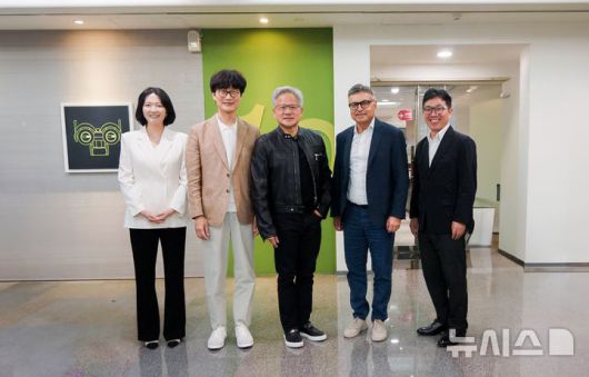 [서울=뉴시스] (왼쪽부터) 최수연 네이버 대표, 이해진 네이버 이사회 의장, 젠슨 황 엔비디아 CEO, 제이 퓨리 엔비디아 총괄 부사장, 김유원 네이버클라우드 대표가 지난 22일 대만 엔비디아 오피스에서 별도 미팅 후 기념 촬영을 하고 있다. 2025.05.23. (사진=네이버 제공)