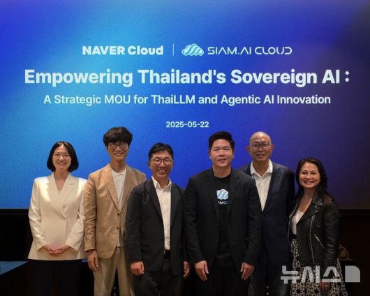 [서울=뉴시스] 네이버클라우드가 '시암 AI 클라우드'와 태국어 기반 LLM 및 관광 특화 AI 에이전트 구현을 위한 MOU를 체결했다고 23일 밝혔다. (왼쪽부터) 최수연 네이버 대표, 이해진 네이버 이사회 의장, 김유원 네이버클라우드 대표, 라따나폰 웡나파찬트 시암 AI 클라우드 대표, 레이몬드 테 엔비디아 APAC 총괄 대표, 회이 데이비스 엔비디아 APAC NCP 총괄. 2025.05.23. (사진=네이버 제공)
