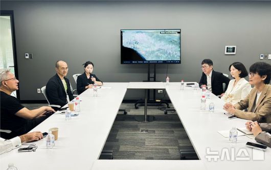[서울=뉴시스] 네이버와 엔비디아 주요 경영진이 대만 엔비디아 오피스에서 별도 미팅을 통해 소버린AI 구축과 대규모 AI 데이터센터 사업 확장 방안 등을 논의했다. (사진 왼쪽부터 시계방향으로) 젠슨 황 엔비디아 CEO, 정소영 엔비디아코리아 대표, (통역사), 김유원 네이버클라우드 대표, 최수연 네이버 대표, 이해진 네이버 이사회 의장 (사진=네이버 제공)