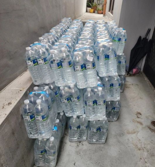 [서울=뉴시스] 반품된 생수 80묶음. (출처=스레드 '자영업자이야기') 2025.05.23. photo@newsis.com *재판매 및 DB 금지