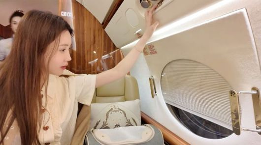 [서울=뉴시스] 23일 배우 이다해의 유튜브 채널에는 '전세기에서 관광버스 춤췄어요'라는 제목의 영상이 올라왔다. (사진=이다해 유튜브 채널 화면 캡처) 2025.05.23 photo@newsis.com *재판매 및 DB 금지