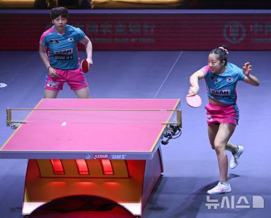 [도하(카타르)=뉴시스] 사진공동취재단 = 신유빈, 유한나가 22일(현지 시간) 카타르 도하 루사일 아레나에서 열린 2025 국제탁구연맹(ITTF) 세계선수권대회 여자복식 8강 일본 오도 사츠키, 요코이 사쿠라와 경기를 펼치고 있다. 2025.05.23. photo@newsis.com