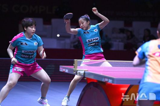 [도하(카타르)=뉴시스] 사진공동취재단 = 신유빈, 유한나가 22일(현지 시간) 카타르 도하 루사일 아레나에서 열린 2025 국제탁구연맹(ITTF) 세계선수권대회 여자복식 8강 일본 오도 사츠키, 요코이 사쿠라와 경기를 펼치고 있다. 2025.05.23. photo@newsis.com