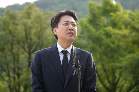 [서울=뉴시스] 고승민 기자 = 이준석 개혁신당 대선 후보가 지난 23일 경남 김해 노무현 전 대통령 묘역을 참배 후 취재진 질문에 답하고 있다. (사진=개혁신당 제공) 2025.05.23. photo@newsis.com *재판매 및 DB 금지