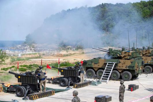 [서울=뉴시스] 육군은 23일 각 병과학교에서 '신임장교 지휘참모과정' 교육훈련에 매진 중인 장병들의 모습을 공개했다.육군방공학교 신임장교들이 견인 발간포 및 천호 실사격 훈련을 실시하고 있다. (사진=육군 제공) 2025.05.23. photo@newsis.com *재판매 및 DB 금지