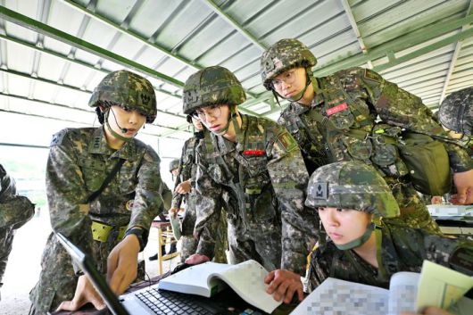 [서울=뉴시스] 육군은 23일 각 병과학교에서 '신임장교 지휘참모과정' 교육훈련에 매진 중인 장병들의 모습을 공개했다.육군포병학교 신임장교들이 사격지휘절차를 훈련하고 있다. (사진=육군 제공) 2025.05.23. photo@newsis.com *재판매 및 DB 금지